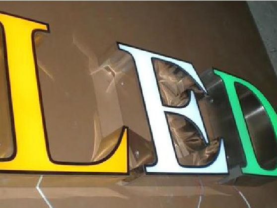 江华介绍LED招牌的基础知识。